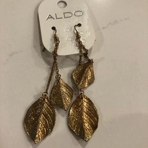 Leaf hanging earrings